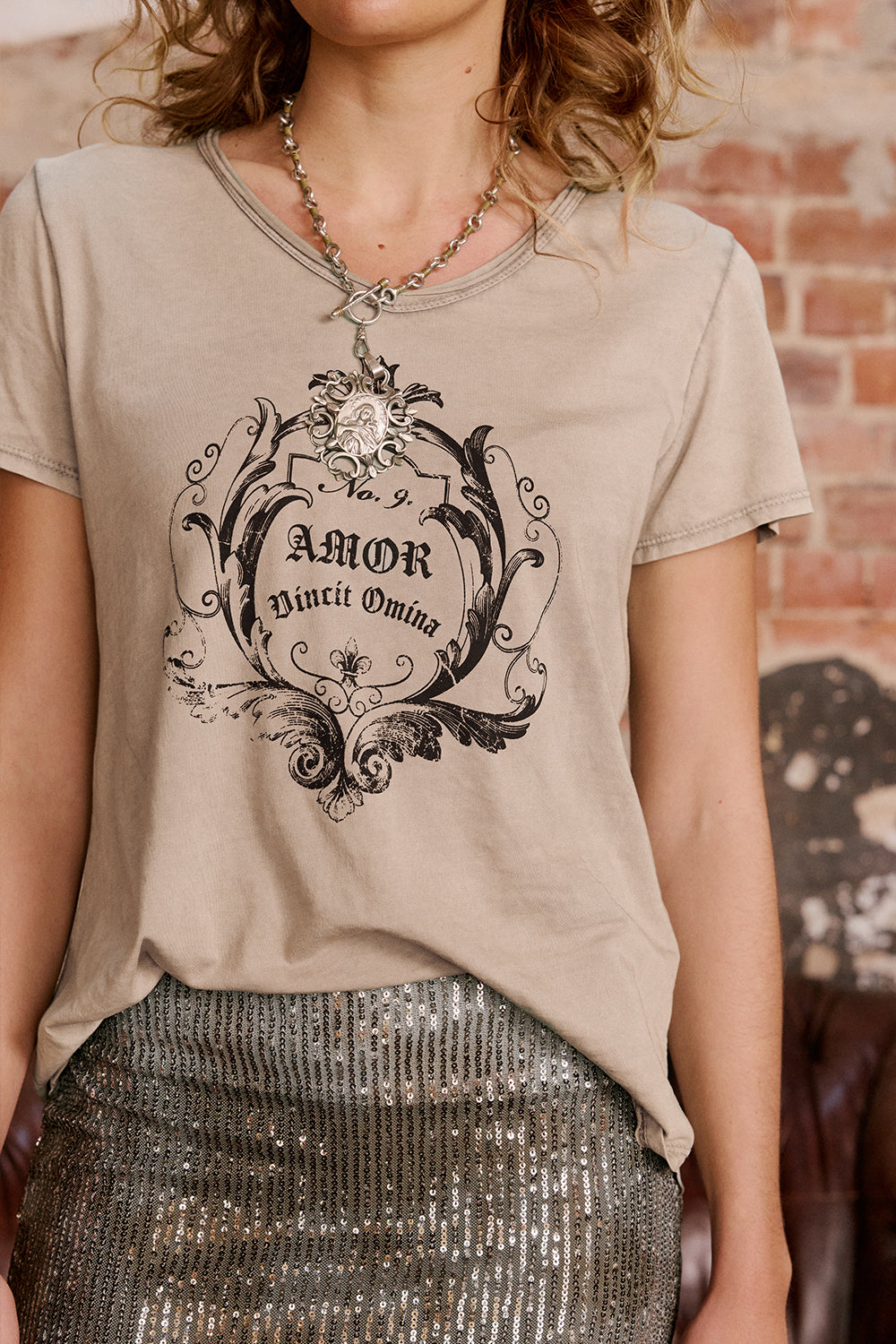 Amor Tee