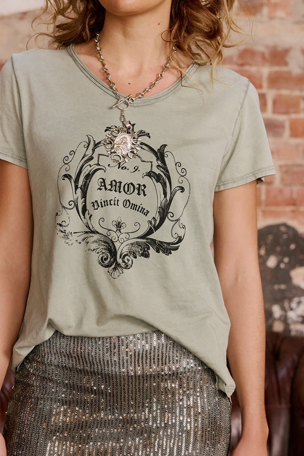 Amor Tee